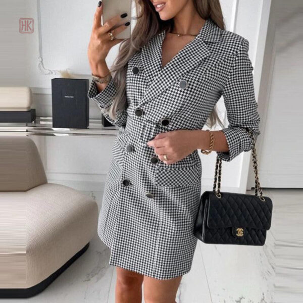 Manteau à carreaux pour élégance féminine