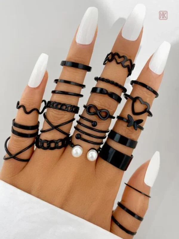 lot-de-bagues-noires-punk-1 Lot de bagues noires au style punk pour femme tendance