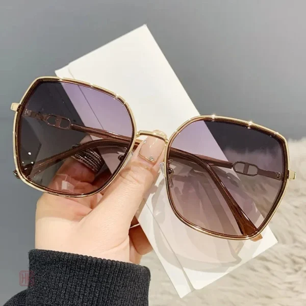 Accessoires de mode : lunettes de soleil à monture large