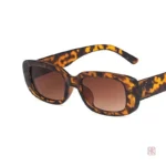 Accessoire féminin au style rétro, lunettes de soleil chic