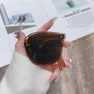 Accessoire de mode : lunettes de soleil pliables pour femme