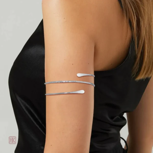 Bracelet femme chic au design minimaliste moderne