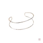 Accessoire féminin chic, manchette à la texture moderne