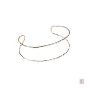 Accessoire féminin chic, manchette à la texture moderne