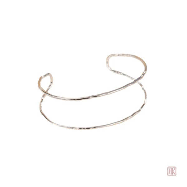 Accessoire féminin chic, manchette à la texture moderne