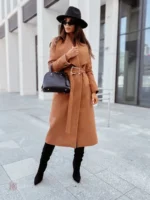 Vêtement féminin tendance, manteau marron clair ceinturé