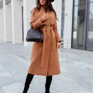 Vêtement féminin tendance, manteau marron clair ceinturé