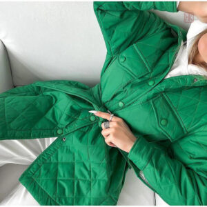 Manteau court vert pour une allure chic