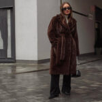 Manteau kimono marron en fausse fourrure