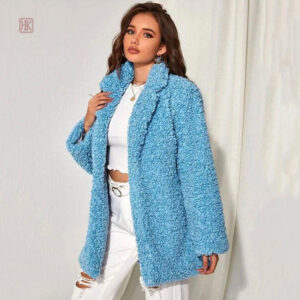 Manteau long en bleu ciel pour l'hiver