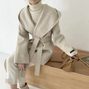 Vêtement kimono confortable avec capuche pour un look décontracté
