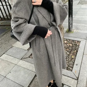 Manteau kimono gris, style élégant et confortable