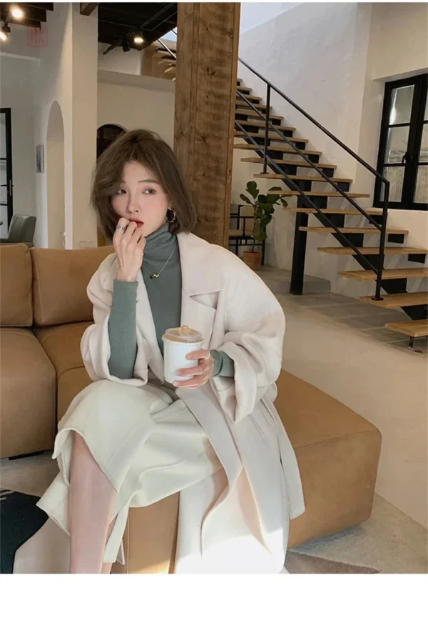 Vêtement femme en blanc, manteau kimono élégant