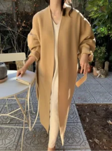 Vêtement long en laine pour style raffiné
