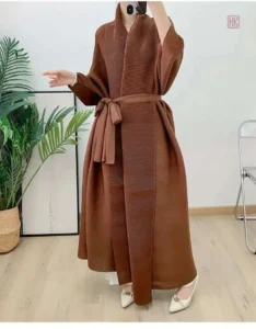 Vêtement féminin de type kimono, couleur marron