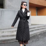 Vêtement matelassé avec motifs à carreaux pour femme