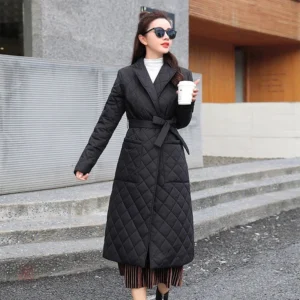 Vêtement matelassé avec motifs à carreaux pour femme