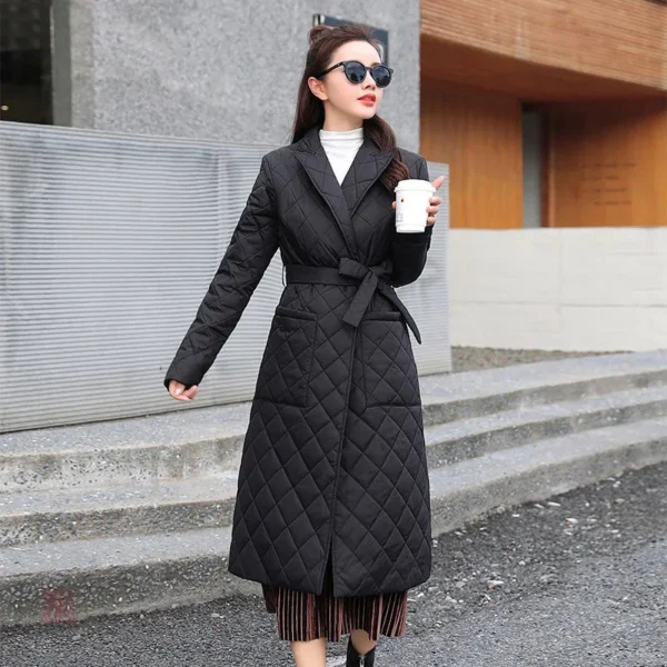Vêtement matelassé avec motifs à carreaux pour femme