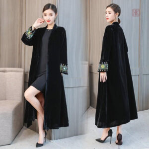 Vêtement féminin kimono noir, idéal pour toutes occasions