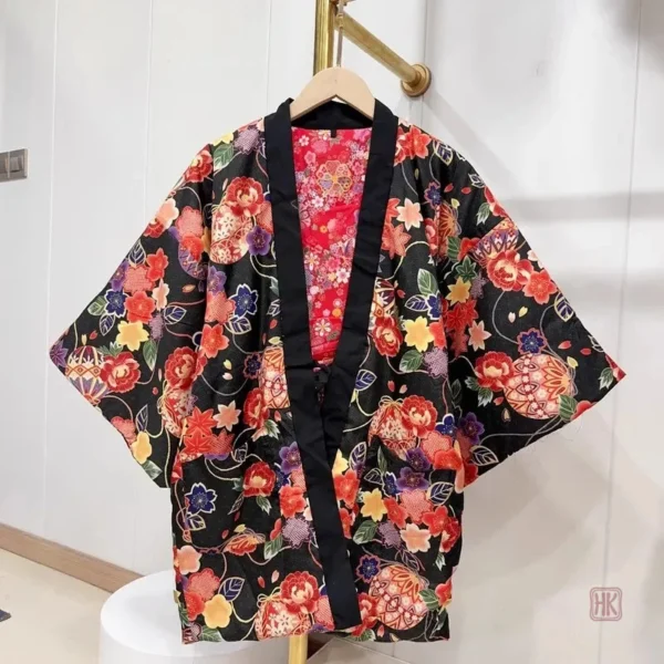 Vêtement Kimono noir avec design floral pour femme