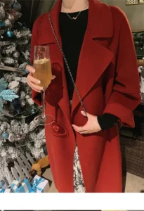 Vêtement féminin en rouge au style kimono