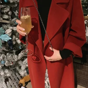 Vêtement féminin en rouge au style kimono