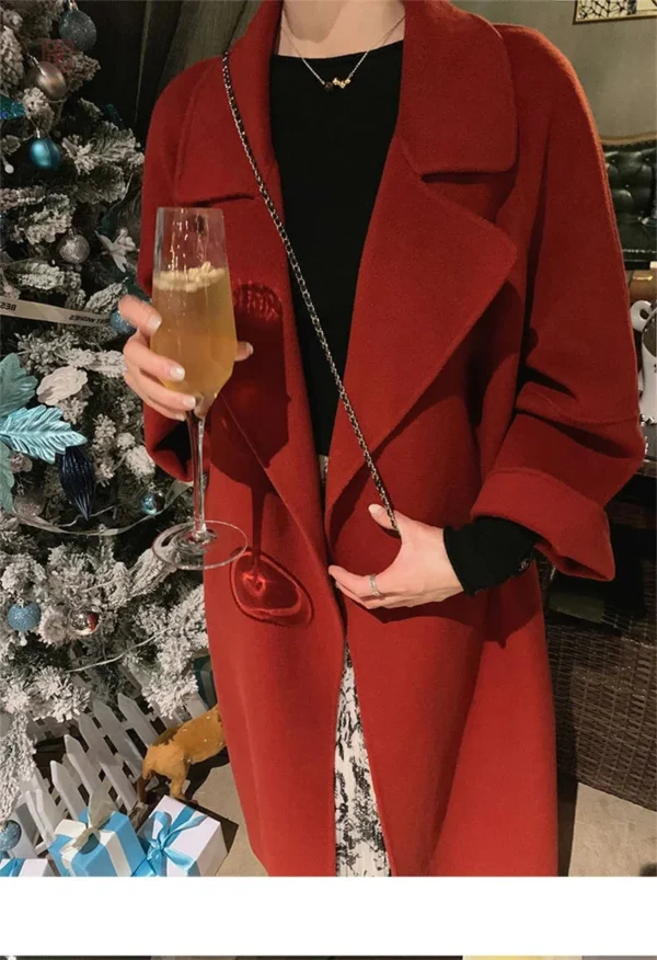 Vêtement féminin en rouge au style kimono