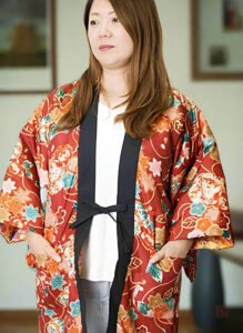Kimono fleuri rouge, style élégant pour femme
