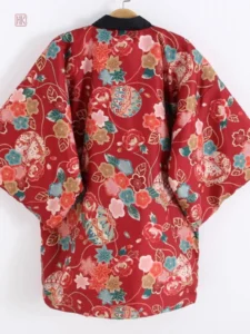 Vêtement kimono rouge avec imprimés floraux