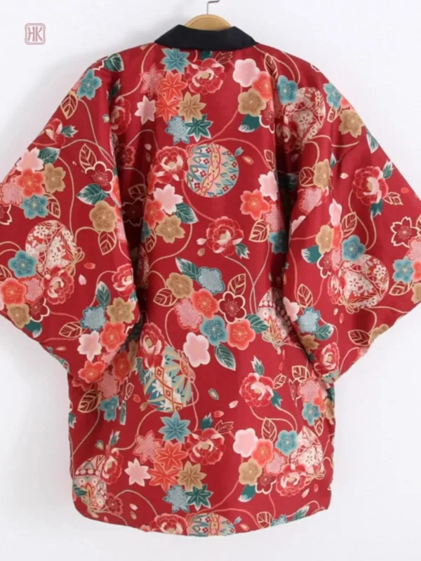 Vêtement kimono rouge avec imprimés floraux