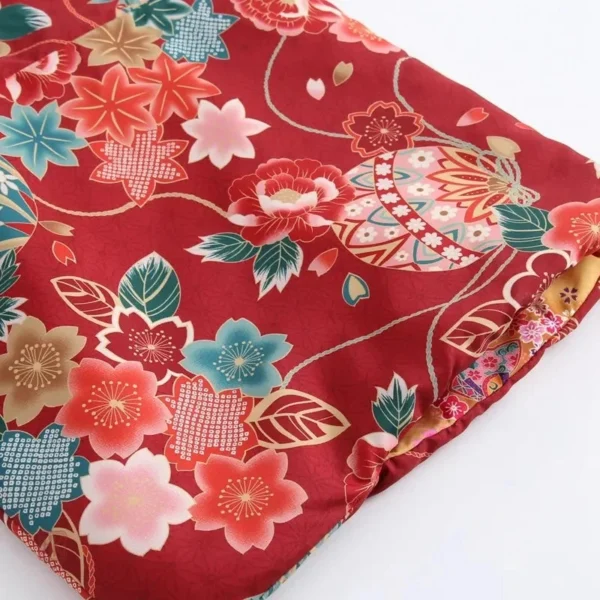 Manteau floral rouge, parfait pour l’été