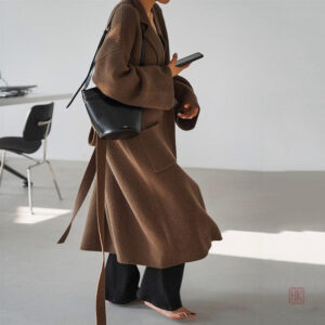 Manteau long marron, idéal pour l'automne
