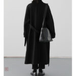 Vêtement d'extérieur noir pour un style chic