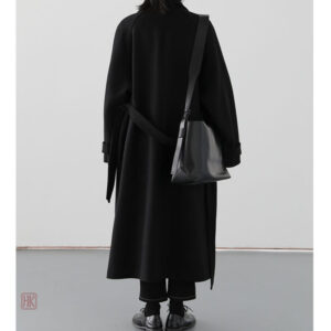 Vêtement d'extérieur noir pour un style chic