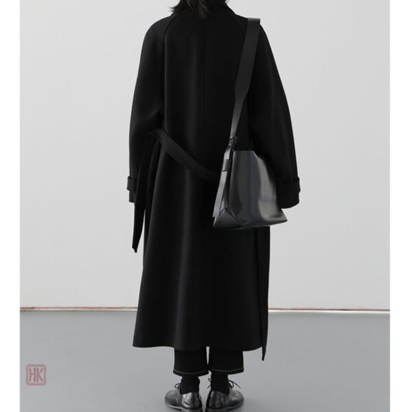 Vêtement d'extérieur noir pour un style chic