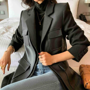Vêtement kimono en cuir noir pour femme