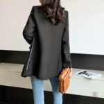 Kimono noir en cuir féminin, style intemporel