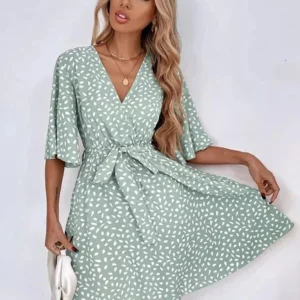 Robe kimono verte avec manches fluides et coupe moderne