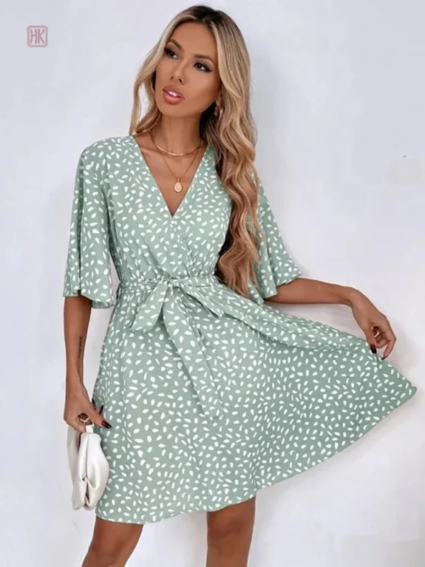 Robe kimono verte avec manches fluides et coupe moderne