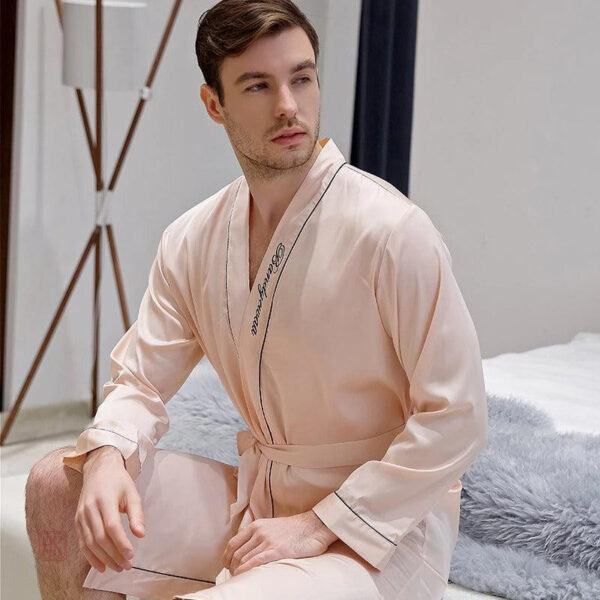 Peignoir chic homme, finition satinée sophistiquée