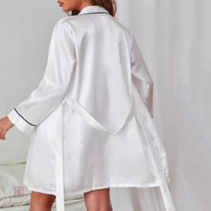 Peignoir kimono blanc pour femme, idéal pour les moments de détente
