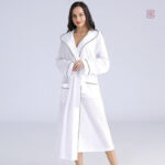 Peignoir kimono femme en blanc, style moderne