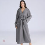Peignoir de bain gris pour femme en style kimono
