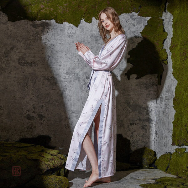 Peignoir femme avec motifs floraux délicats