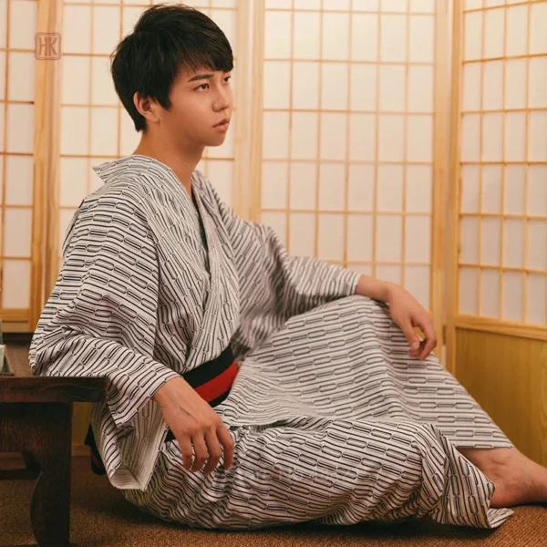 Vêtement d'intérieur homme en design kimono traditionnel