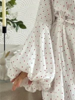Kimono élégant avec motif de cœurs pour un confort doux
