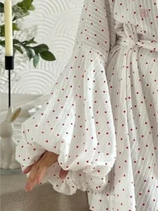 Kimono élégant avec motif de cœurs pour un confort doux