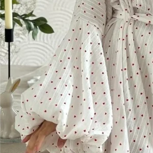 Kimono élégant avec motif de cœurs pour un confort doux