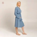 Kimono élégant en bleu pour moments de détente