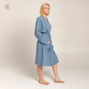 Kimono élégant en bleu pour moments de détente